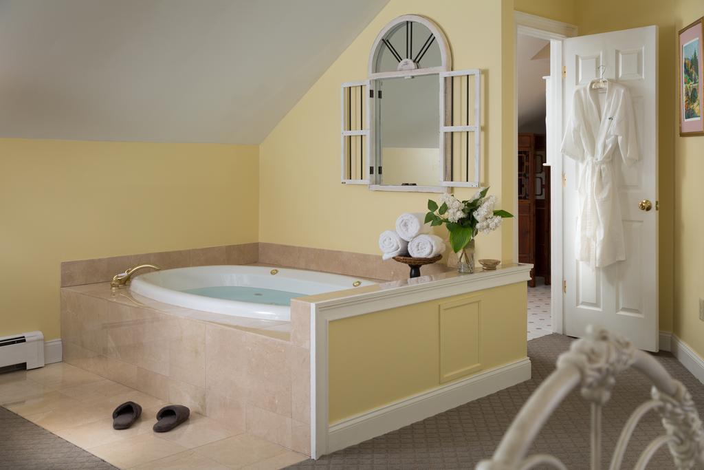Wolf Cove Inn Poland ภายนอก รูปภาพ