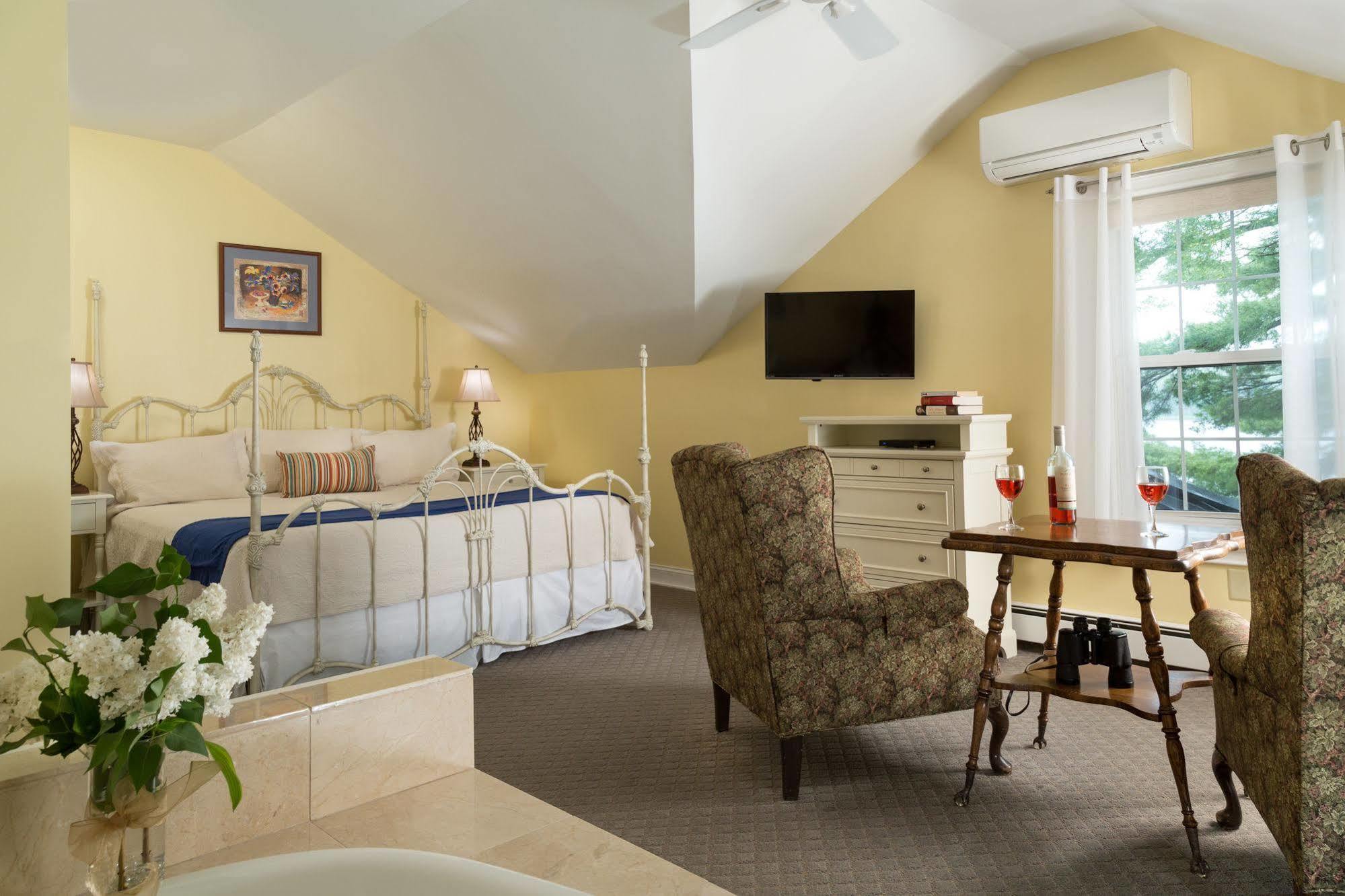 Wolf Cove Inn Poland ภายนอก รูปภาพ